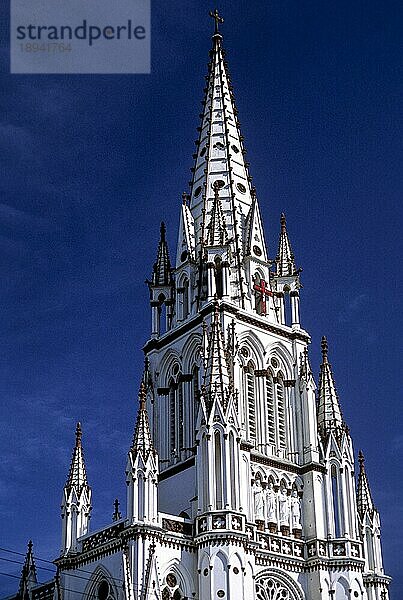 Die 1840 erbaute Kirche unserer Lieben Frau von Lourdes ist die Nachbildung der Basilika von Lourdes in Tiruchirappalli Trichy  Tamil Nadu  Südindien  Indien  Asien. Gallischkatholischer Stil  Asien