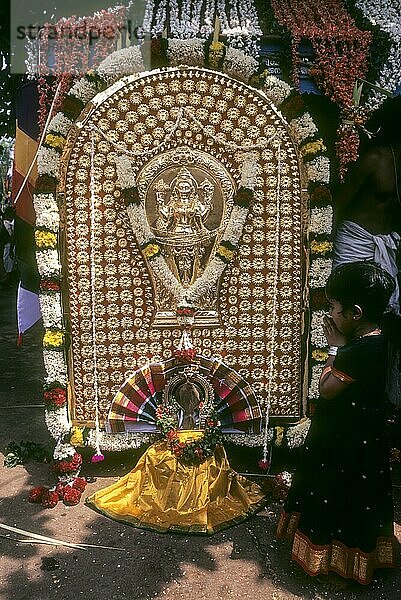 Ein Mädchen bei der Verehrung von Devi Thidambu  Pooram-Fest im Uthralikkavu Bhagavathi-Tempel in der Nähe von Thrissur Trichur Kerala  Südindien  Indien  Asien