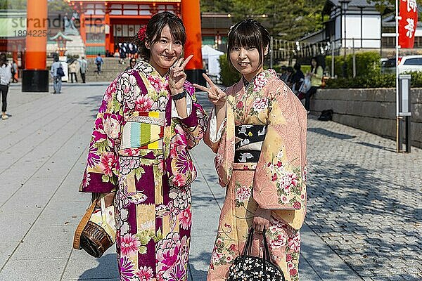 Kyoto Japan. Fushimi Inari Taisha-Schrein. Zwei Frauen in traditioneller Kimono-Kleidung
