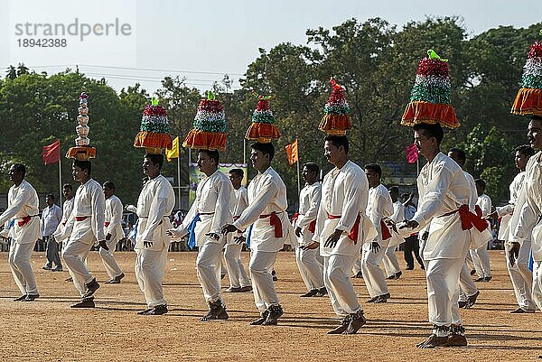 Karagattam Karagam-Tänzer bei einem öffentlichen Sportfest der Polizei in Coimbatore Tamil Nadu  Südindien  Indien. Volkstanz