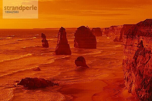 Die zwölf Apostel  Port Campbell Nationalpark  Great Ocean Road (Victoria)  Zwölf Apostel  The Twelve Apostels  Australien  Ozeanien