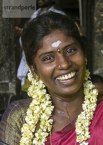 Lachende junge Inderin in Swamimalai bei Kumbakonam  Tamil Nadu  Südindien  Indien  Asien