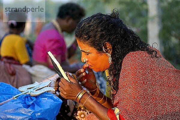 Ein Mann  der sich traditionell als Frau verkleidet  um Gebete darzubringen und Segen von der Göttin zu erhalten  Dasara Dussera Dusera Festival in Kulasai Kulasekharapatnam in der Nähe von Tiruchendur  Tamil Nadu  Südindien  Indien  Asien