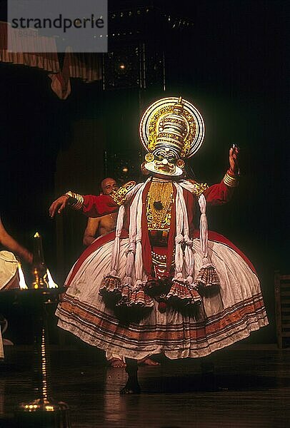 Kathakali kathi Charakter stellt die arrogante und böse in Kerala Kalamandalam  Cheruthuruthy in der Nähe von Soranur  Kerala  Südindien  Indien  Asien