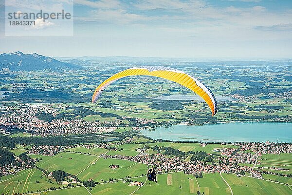 SCHWANGAU  DEUTSCHLAND 23. AUGUST: Unbekannter Gleitschirmflieger auf dem Tegelberg in Schwangau  Deutschland  am 23. August 2015. Der Tegelberg ist eines der beliebtesten Gleitschirmfluggebiete in Deutschland. Foto vom Tegelberg aufgenommen  Europa