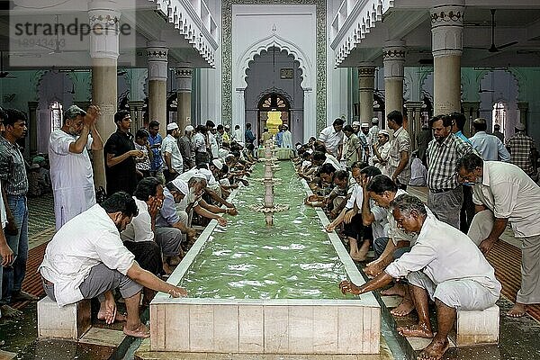 Rituelle Waschung am Pool vor dem Namaz Die Jamia Masjid in Bengaluru Bangalore  Karnataka  Südindien  Indien  Asien