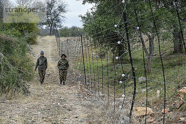 Rangerinnen der Anti-Wilderer-Einheit Black Mambas bei der Patrouille am Wildzaun  Balule-Wildreservat  Provinz Limpopo  Südafrika