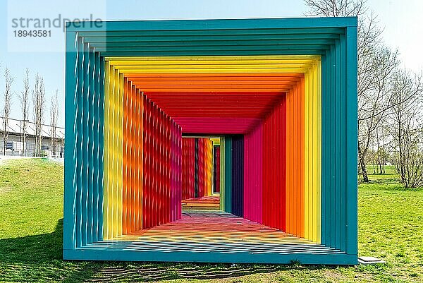 Die Kunstinstallation Abweg in einem öffentlichen Park im Hamburger Stadtteil Wilhelmsburg. Dieses Kunstwerk ist Teil des Projekts ARTVILLE im Süden Hamburgs