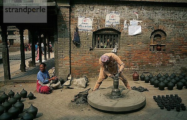Potter at work  Potters' Square  Bhaktapur  Nepal  Töpfer bei der Arbeit  Töpferplatz  Bhaktapur  Nepal  Asien