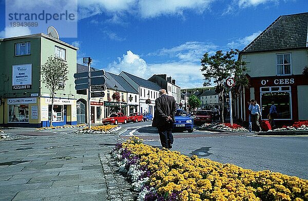 Street scene at Octagon  Westport  County Mayo  Ireland  Straßenszene am Octagon  Westport  Grafschaft Mayo  Irland  Europa