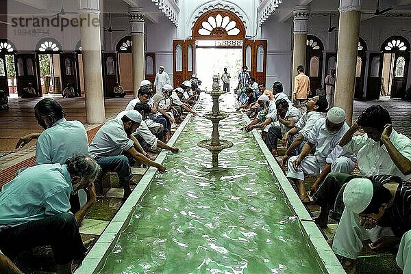 Rituelle Waschung am Pool vor dem Namaz Die Jamia Masjid in Bengaluru Bangalore  Karnataka  Südindien  Indien  Asien