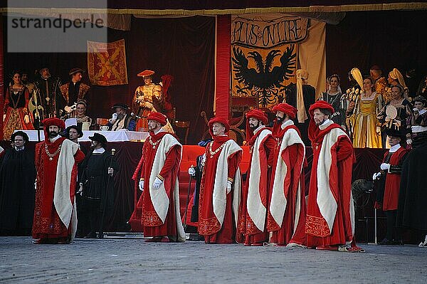 Menschen in historischen Kostümen  Umzug 'Ommegang'  Brüssel  Belgien  Europa