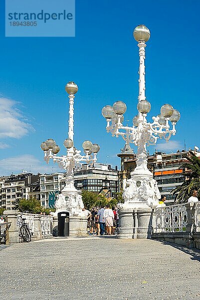 Altmodische Straßenlaternen in Form eines Kandelabers an der Bucht La Concha in San Sebastian. Die Lampen sehen aus wie aus der Art Nouveau oder Art Deco Epoche. Viele Touristen besuchen die Promenade