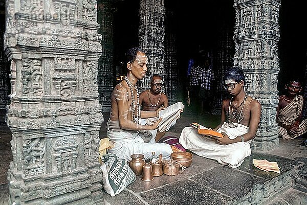 Rezitation von Vedhas im Tanzsaal Nrithya Saba im Thillai Nataraja Tempel in Chidambaram  Tamil Nadu  Südindien  Indien  Asien