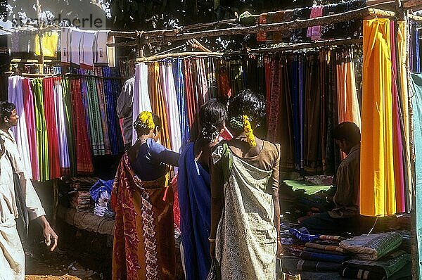 Stammesfrauen auf dem Sunkarametta-Wochenmarkt im Araku-Tal bei Visakhapatnam Vizag  Andhra Pradesh  Südindien  Indien  Asien