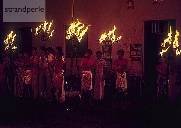 Feuerfackelhalter Padmanabhaswamy Temple's aarat festival in Thiruvananthapuram Trivandrum  Kerala  Südindien  Indien  Asien