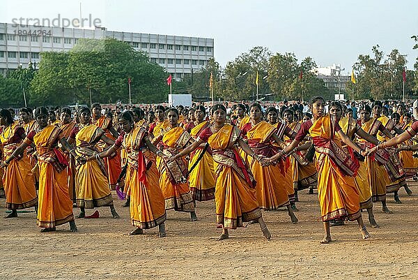 Mädchen führen Gruppentänze auf  Pongal-Feier in Madurai  Tamil Nadu  Südindien  Indien  Asien