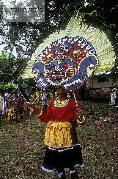 Theyyam Thira in Athachamayam Feier in Thripunithura während Onam in der Nähe von Ernakulam  Kerala  Indien  Asien