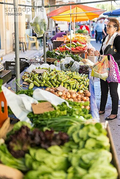 Frauen kaufen Gemüse ein. Die Straßenmärkte finden traditionell am Wochenende auf den Straßen der Dörfer statt. Die ganze Bevölkerung von nah und fern kommt zu den Märkten. Hier gibt es alles  was die Bauern und ihre Frauen brauchen