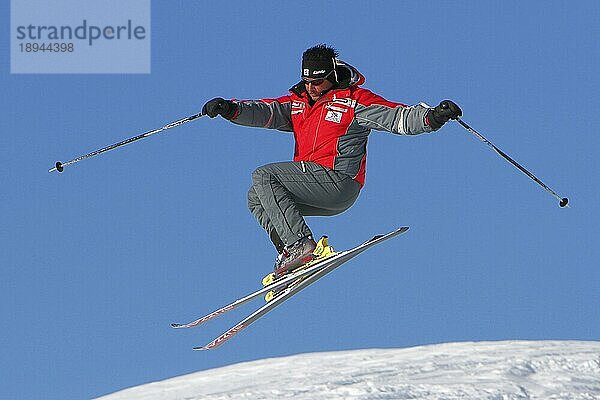 Skifahrer im Sprung am Wildkogel  Neukirchen  Pinzgau  Salzburger Land  Österreich  freistellbar  Europa