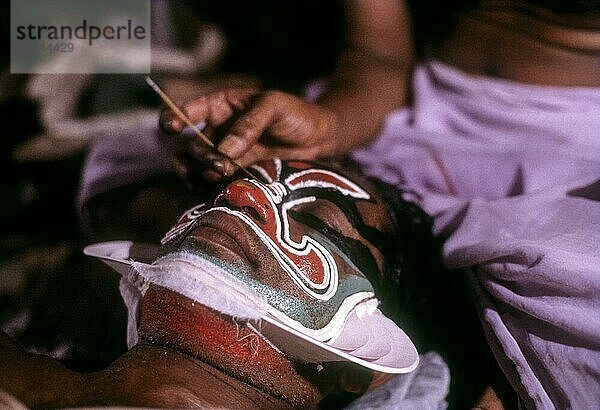 Kathakali  aufwändiges Make-up erfordert Hilfe in Kerala Kalamandalam in Cheruthuruthy bei Soranur  Kerala  Südindien  Indien  Asien