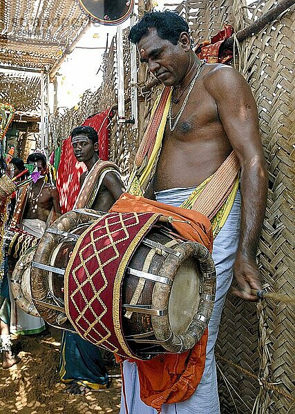 Ein Musiker spielt Thavil melam Percussion beim Dasara Dussera Dusera Festival in Kulasai Kulasekharapatnam in der Nähe von Tiruchendur  Tamil Nadu  Südindien  Indien  Asien