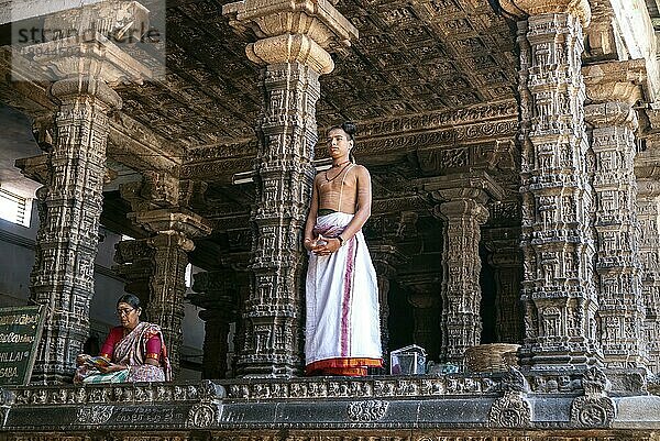 Tempelpriester in der Nritta Sabha oder Tanzhalle mit einigen schönen Säulen im Thillai Nataraja Tempel  Chidambaram  Tamil Nadu  Südindien  Indien  Asien