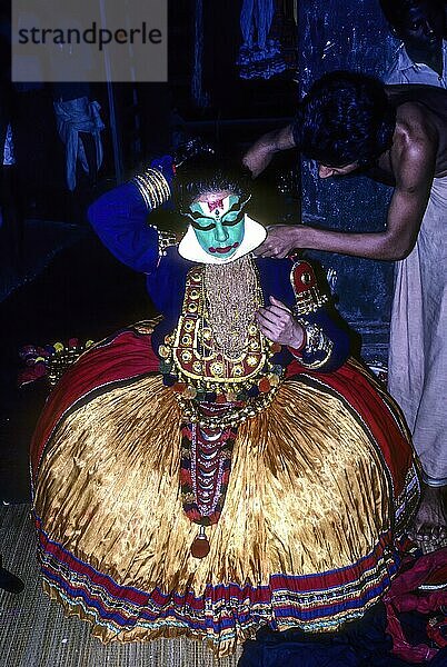 Kathakali  Make-up benötigt Hilfe in Kerala Kalamandalam in Cheruthuruthy bei Soranur  Kerala  Südindien  Indien  Asien