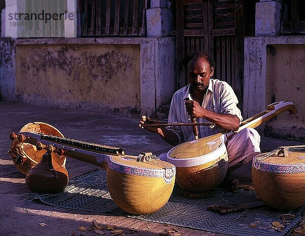 Veena Herstellung in Thanjavur Tanjore  Tamil Nadu  Südindien  Indien  Asien