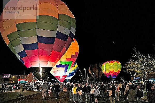 Menschen amüsieren sich beim Page Balloon Festival