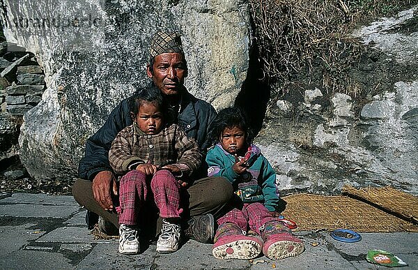 Mann mit Kindern in der Nähe von Lette Khola  Kali Gandaki Tal  Nepal  Asien