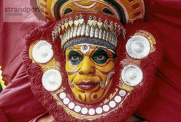 Theyyam-Tänzerin  ritueller Tempeltanz  Kerala  Südindien  Indien  Asien