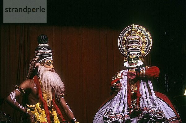 Pacha Grüner und weißer Bart tugendhafte Zeichen in Kerala Kalamandalam Koothambalam Tempel Theater Cheruthuruthy in der Nähe von Soranur  Kerala  Südindien  Indien  Asien