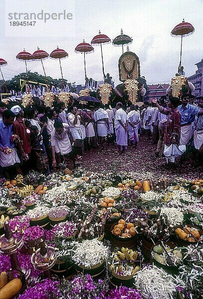 Opfergaben für die Gottheit beim Pooram-Fest Thrissur Trichur  Kerala  Südindien  Indien  Asien