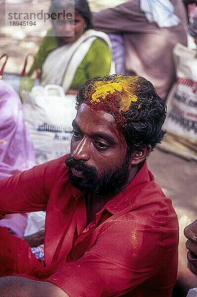 Junger Mann entspannt sich nach einem religiösen Ritual beim Bharani Fest in Kodungallur  Kerala  Indien  Asien