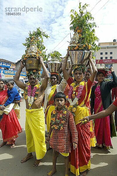 Menschen feiern das Mariamman-Fest in Ooty Udhagamandalam  Nilgiris  Tamil Nadu  Südindien  Indien  Asien