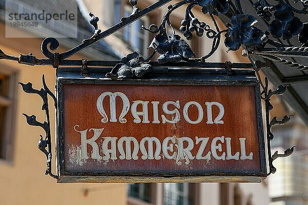 Schild am Restaurant Maison Kammerzell  traditionelle Küche  Straßburg  Département Bas-Rhin  Elsass  Frankreich  Europa