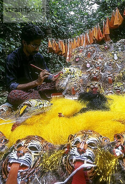 Herstellung der Pulikali-Maske in Thrissur Trichur Kerala  Südindien  Indien  Asien