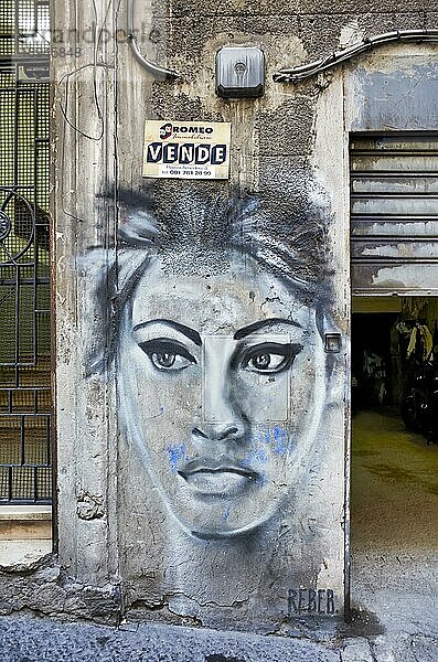 Neapel Kampanien Italien. Straßengraffiti mit dem Bild der neapolitanischen Schauspielerin Sofia Loren in Quartieri Spagnoli (Spanisches Viertel)  einem Teil der Stadt Neapel in Italien. Es ist eine arme Gegend  die unter hoher Arbeitslosigkeit und dem starken Einfluß der Camorra leidet. Die