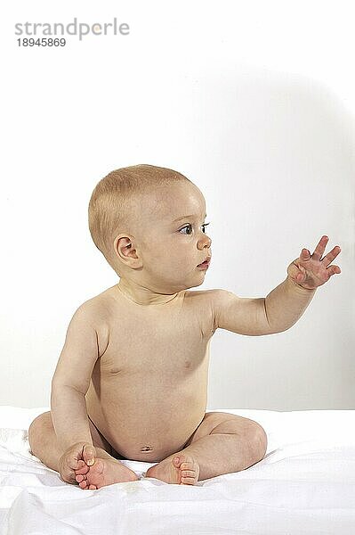 Naked Baby Boy gegen weißen Hintergrund
