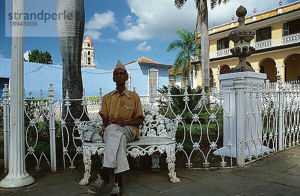 Alter Mann auf Bank am Plaza Mayor  Trinidad  Kuba  Mittelamerika