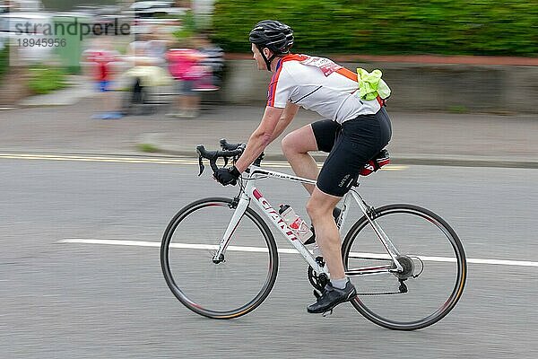 Radfahrer  der am Velothon-Radsportwettbewerb in Cardiff teilnimmt