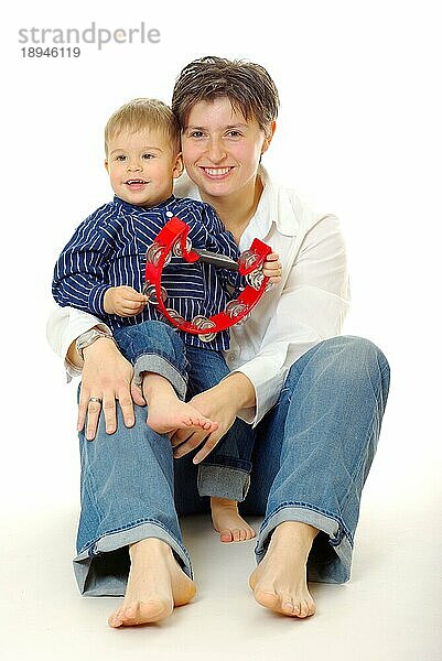Mutter und Sohn mit Schellenring  Schelleninstrument  freistellbar  Freisteller