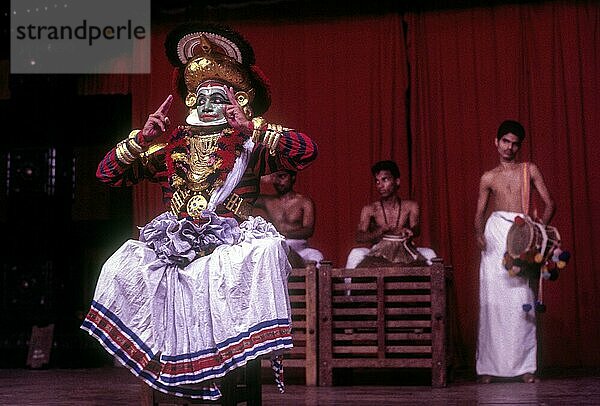 Koodiyattam Kodiyattom ist das sanskritische Theater von Kerala  das vor zwei Jahrtausenden entstanden sein soll. Kerala Kalamandalam in Cheruthuruthy oder Vallathol Nagar  Kerala  Südindien  Indien  Asien