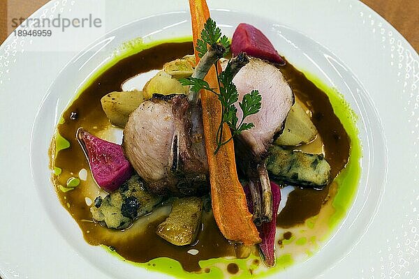 Gericht mit Kotelett und Gemüse  Hotel Fairmont Reine Elizabeth  Montreal  Quebec  Fleisch  Schweinefleisch  Kanada  Nordamerika