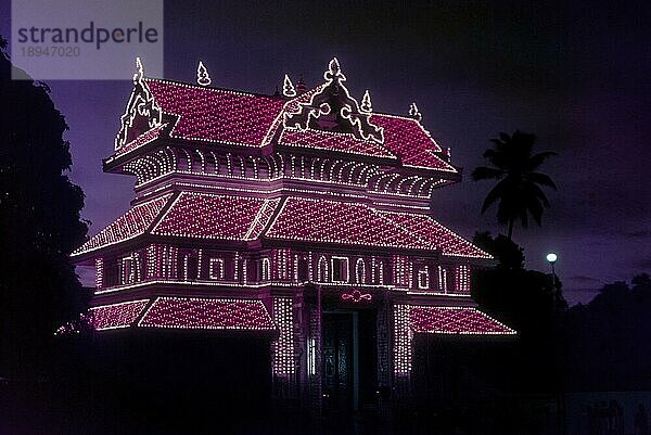 Paramekkavu-Tempel beleuchtet für das Pooram-Fest in Thrissur Trichur  Kerala  Südindien  Indien  Asien