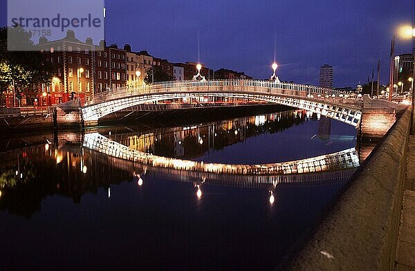 Halfpenny-Bridge and river Liffey at night  Dublin  County Dublin  Ireland  Ha'Penny-Brücke und Fluss Liffey bei Nacht  Dublin  Grafschaft Dublin  Irland  Europa