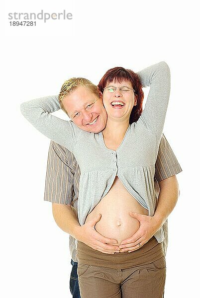 Ehemann hält Bauch von schwangerer Ehefrau