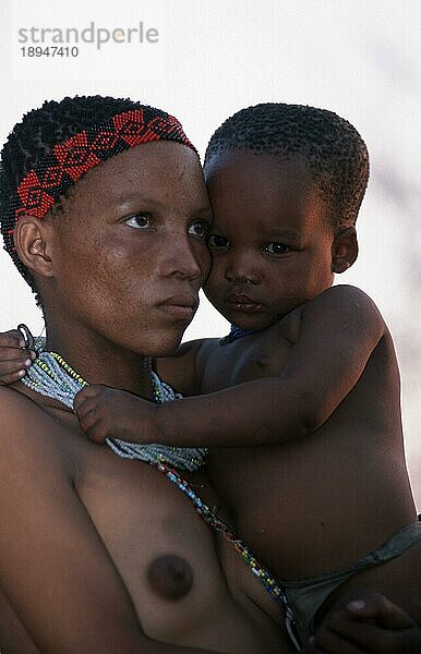 Bushman woman with child  africa  San  Buschmänner  Bushmen  Menschen  people  Kalahari  Namibia  Buschmann-Frau mit Kind  Afrika