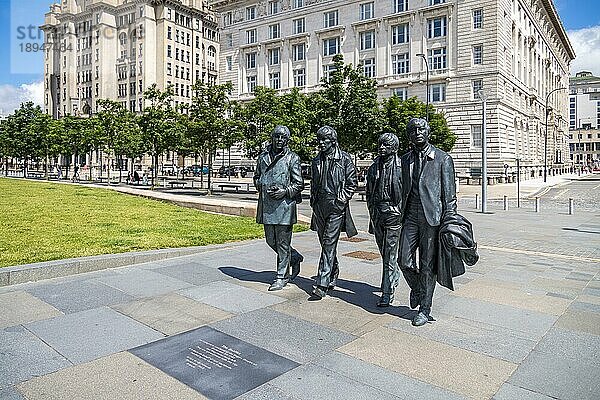 LIVERPOOL  UK - JULY 14 : Statue der Beatles in Liverpool  England am 14. Juli 2021. Nicht identifizierte Personen
